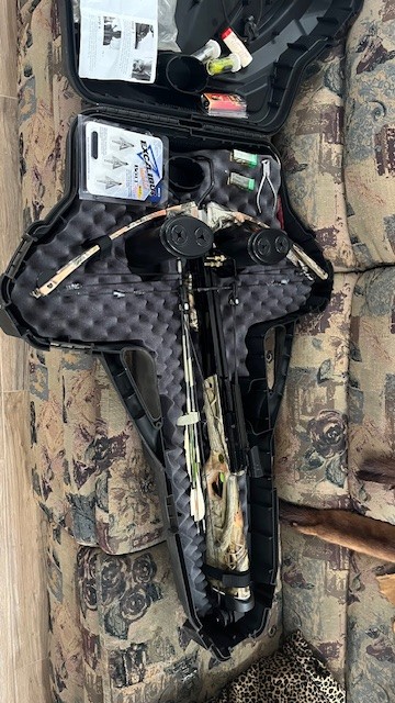arbalète avec 8 flèches et 4 pointes de chasse