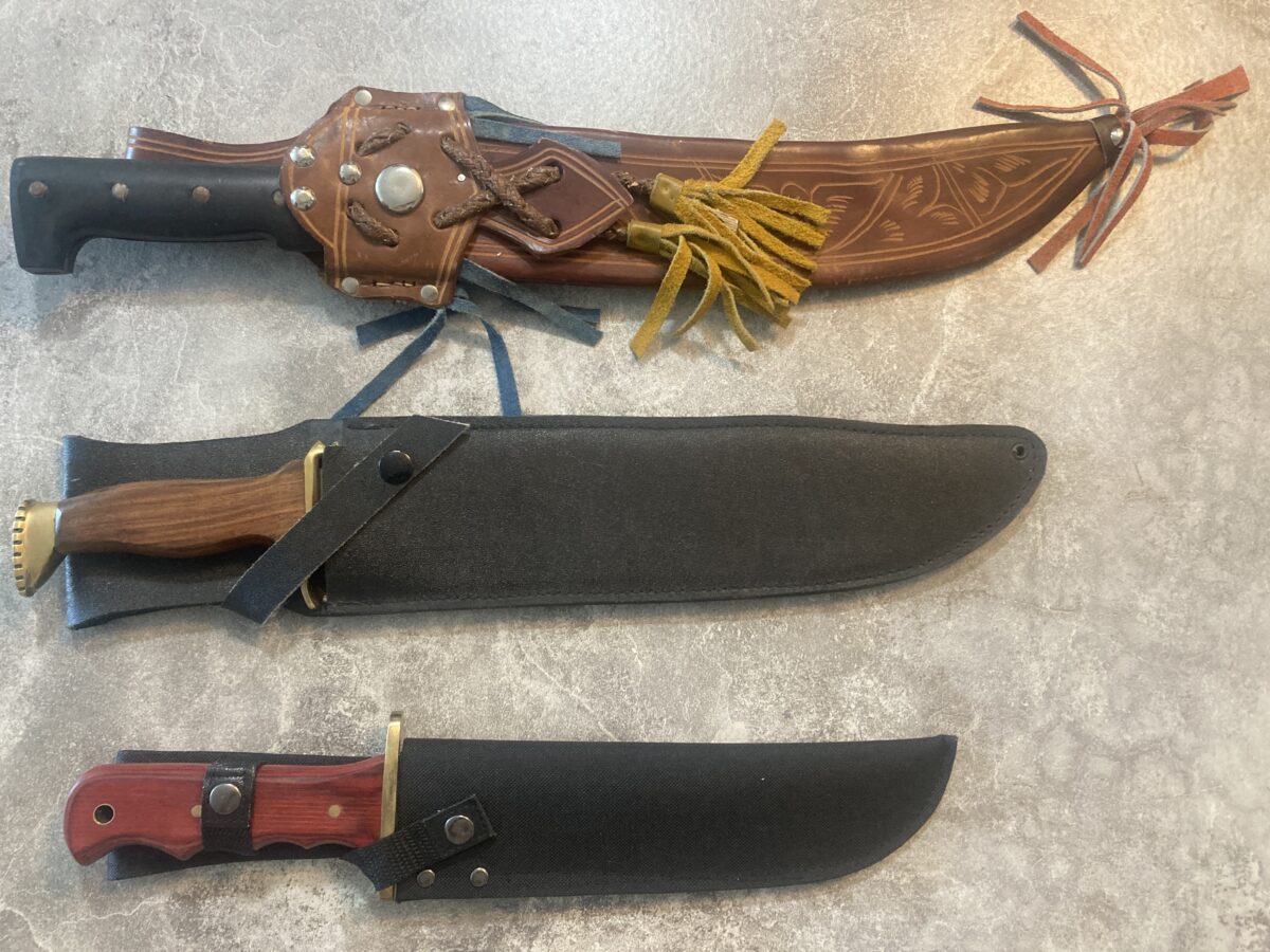 2 Couteaux et une machette dans leur étuis