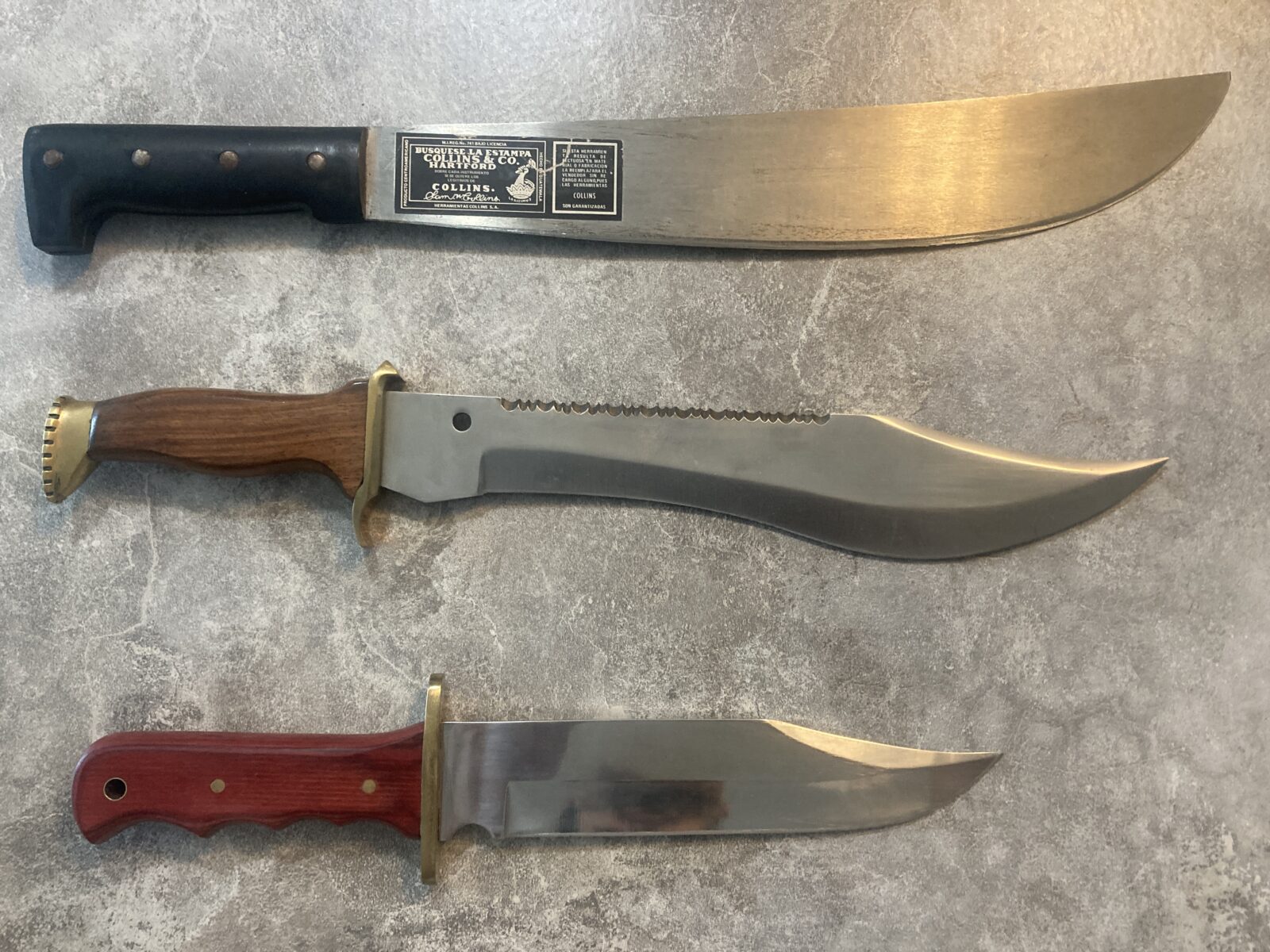 2 Couteaux et une machette dans leur étuis