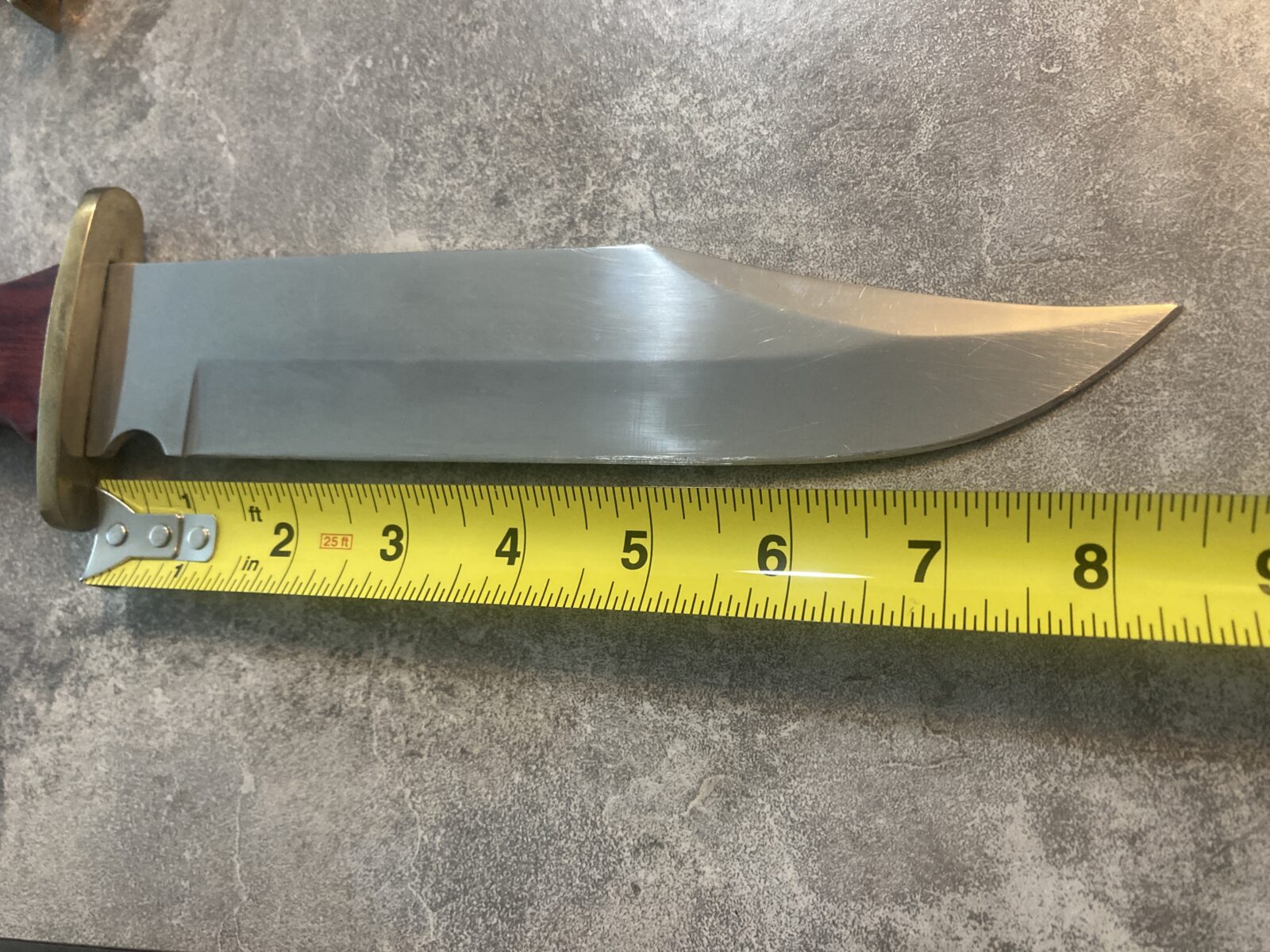 2 Couteaux et une machette dans leur étuis