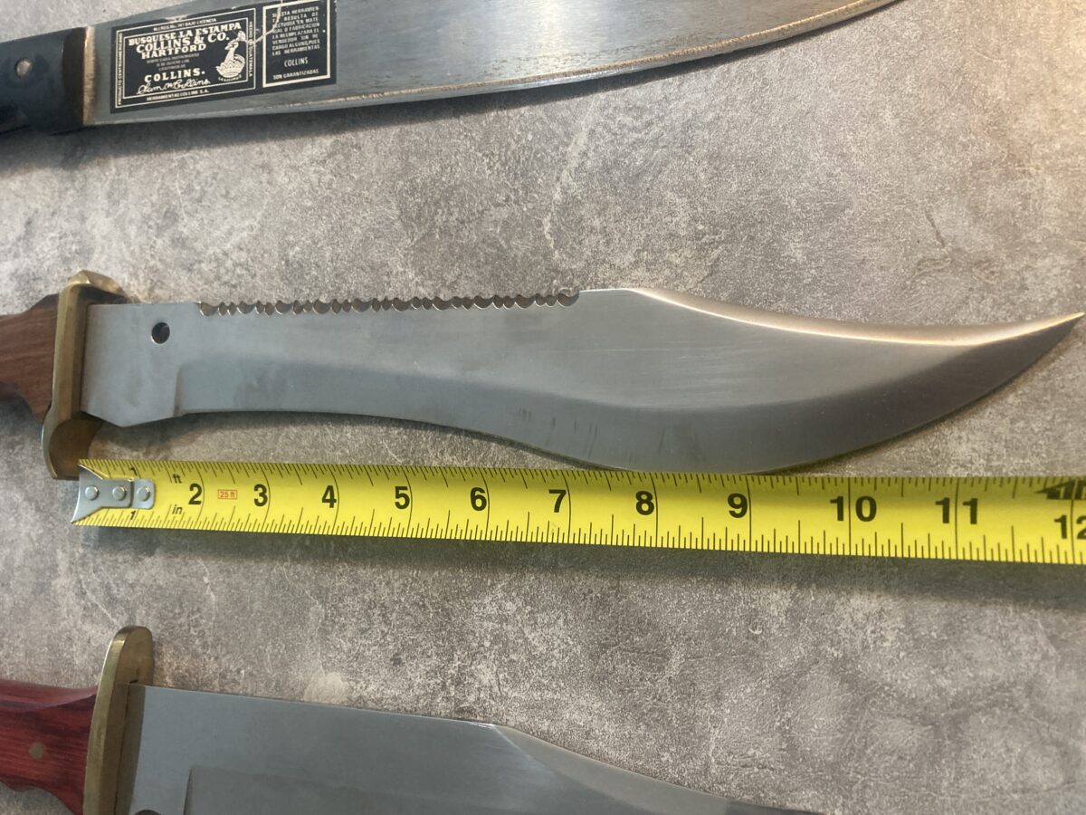 2 Couteaux et une machette dans leur étuis