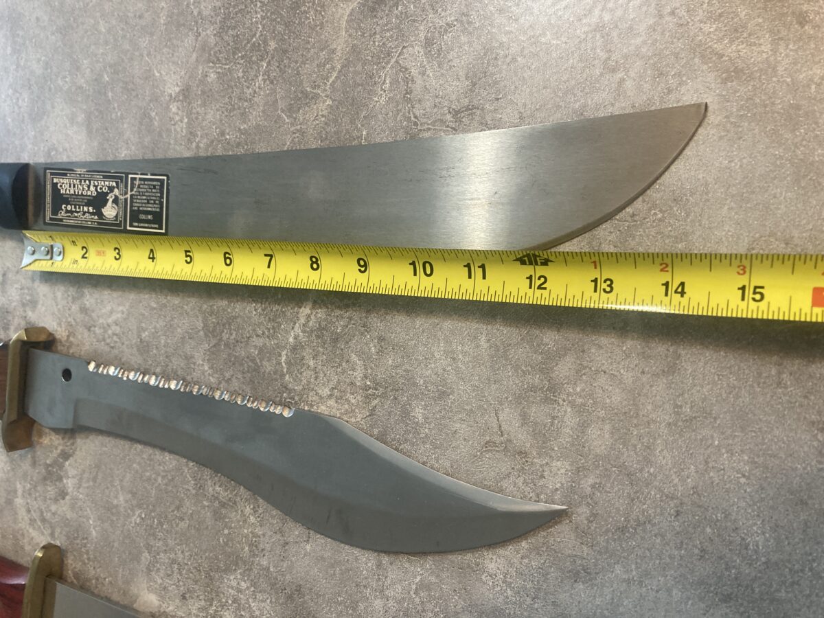 2 Couteaux et une machette dans leur étuis