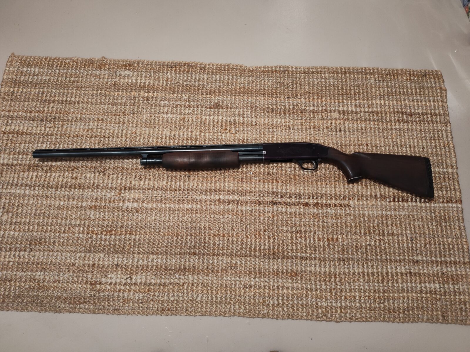 Fusil Lakefield Cal 12 à pompe, Moss Berg, made in Canada,