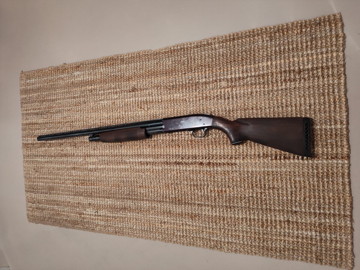 Fusil Lakefield Cal 12 à pompe, Moss Berg, made in Canada,
