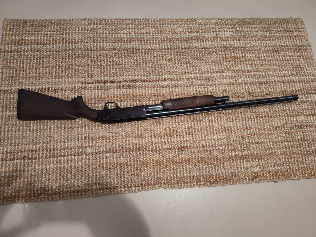 Fusil Lakefield Cal 12 à pompe, Moss Berg, made in Canada,