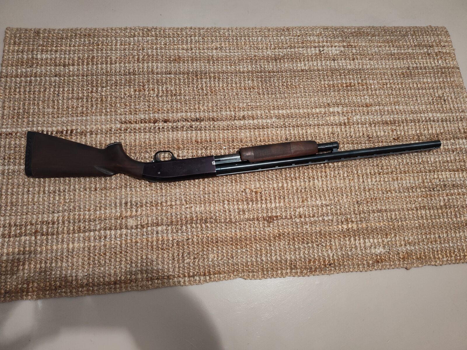 Fusil Lakefield Cal 12 à pompe, Moss Berg, made in Canada,