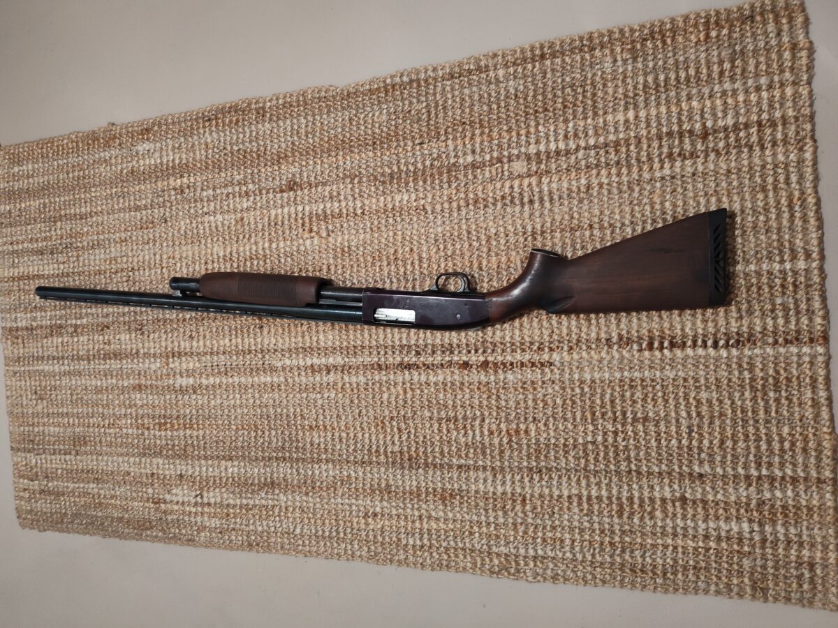 Fusil Lakefield Cal 12 à pompe, Moss Berg, made in Canada,