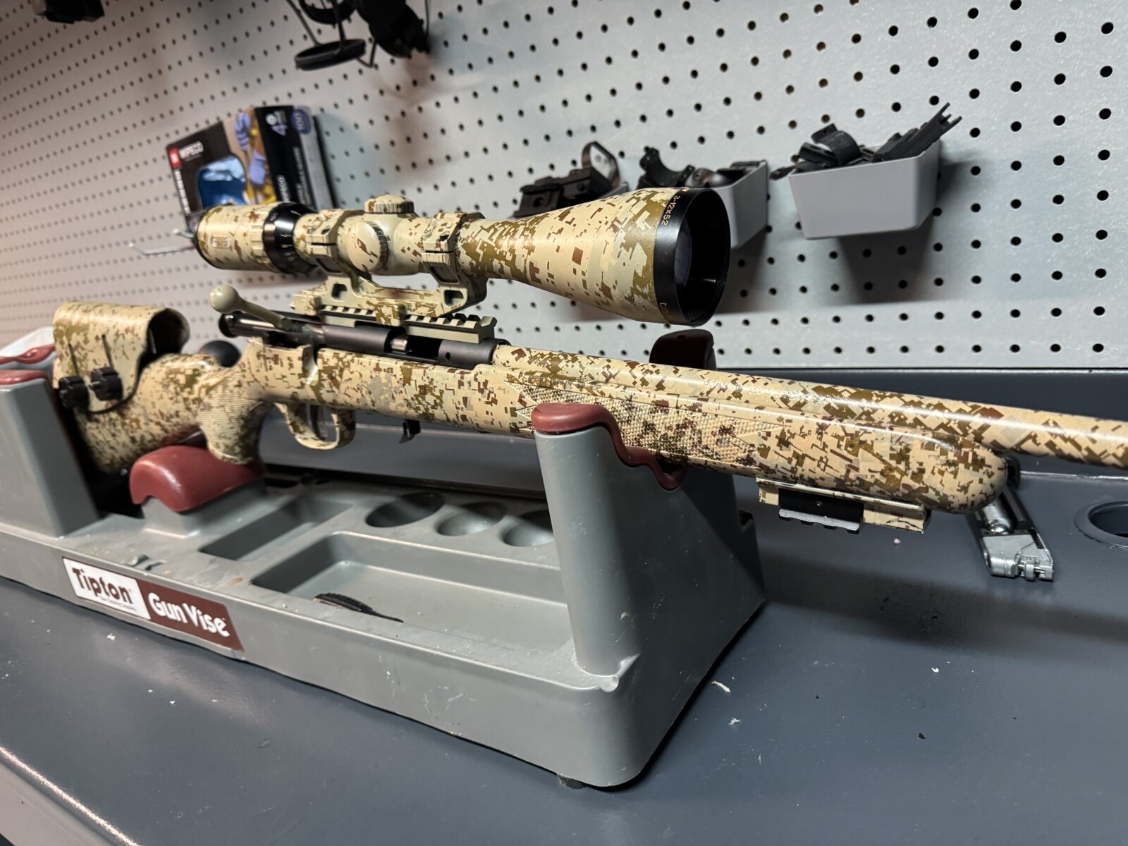 Savage 93R17 Bolt-Action 17 hmr Hydro-dip avec télescope