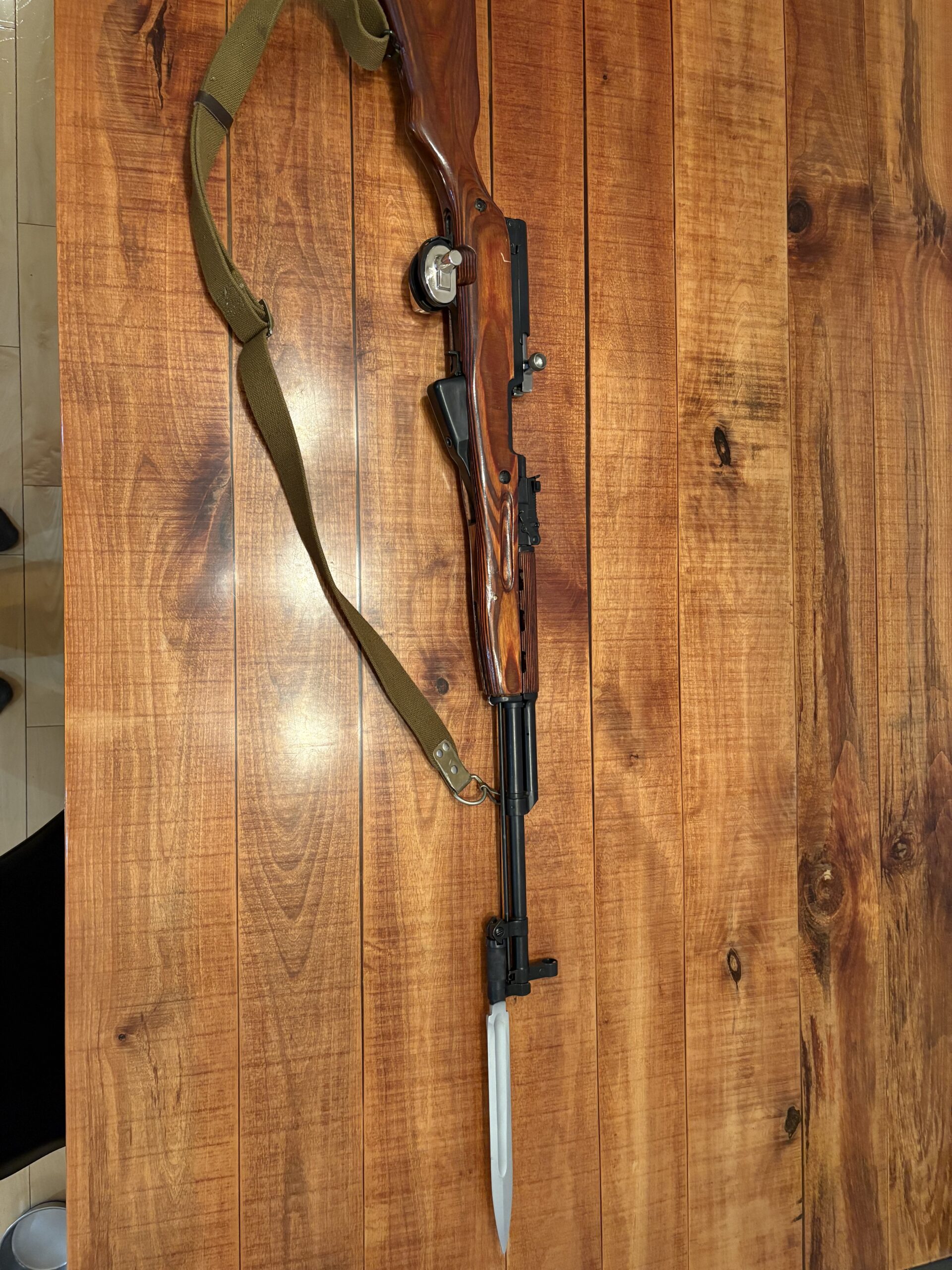 Simonov SKS russe match Numbers 7.62x39 - Simonov SKS 7.62X39 (match Numbers) rive sud de Montréal , super état – 700$ (vient avec 1 1/4 boîtes de munitions et une boîte de strip de chargement ) et elle est enregistrée - 700 $ à vendre sur le site d'annonces classées Clicannonces.ca