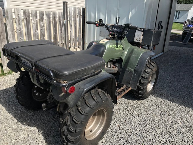 VTT HONDA 300 CC 4 X 4 AVEC WINCH 3500 LBS