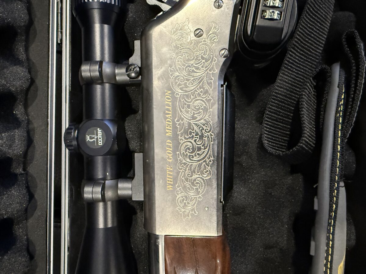EN ATTENTE carabine 300 wsm with gold medallion a levier