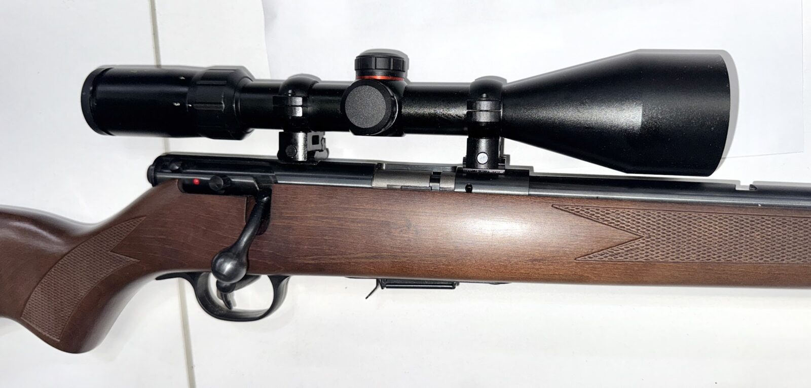 Savage mod 93 , 22 mag , avec scope Simmond ( comme neuf )